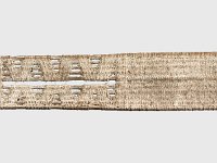 Süd 2  Süd 2, Melanesien, Neuguinea, Bismarck-Archipel, Neuirland, St.-Matthias-Inseln, 19. Jahrhundert, Schmuckkamm, Holz, Pflanzenfasern, Kalkfarbe, L 36,5 cm, B unten 4,2 cm, B oben 3 cm : Museumsfoto: Claus Cordes, Bestandskatalog Ethnologie